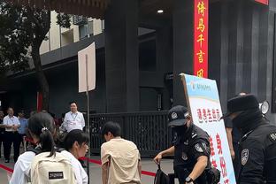 利拉德抱怨被打到头了 裁判怒吹一个技犯？