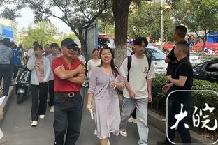 不受分手影响！帕克身穿巴黎时尚品牌BALMAIN西服 干练挺拔